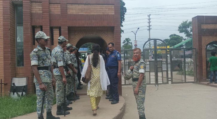 জাকসু নির্বাচন: ক্যাম্পাসজুড়ে কড়া নিরাপত্তায় চলছে ভোট